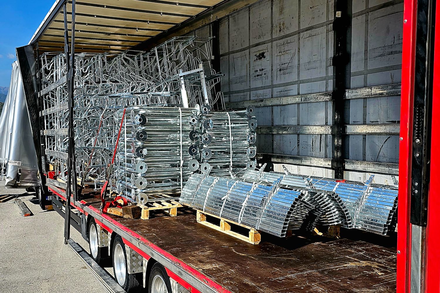 Outsourcing – Lieferung verzinkter Metallprodukte auf LKW