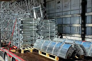 Outsourcing – Lieferung verzinkter Metallprodukte auf LKW